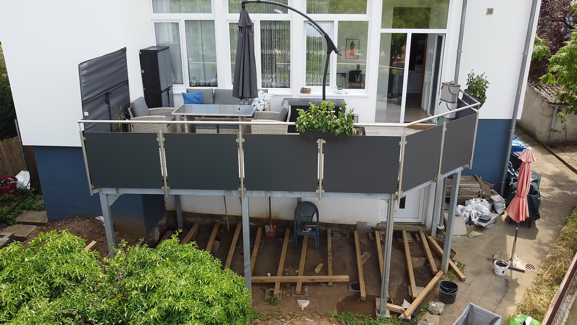 Maßgeschneiderter Anbaubalkon mit HPL-Platten von Remsstahl