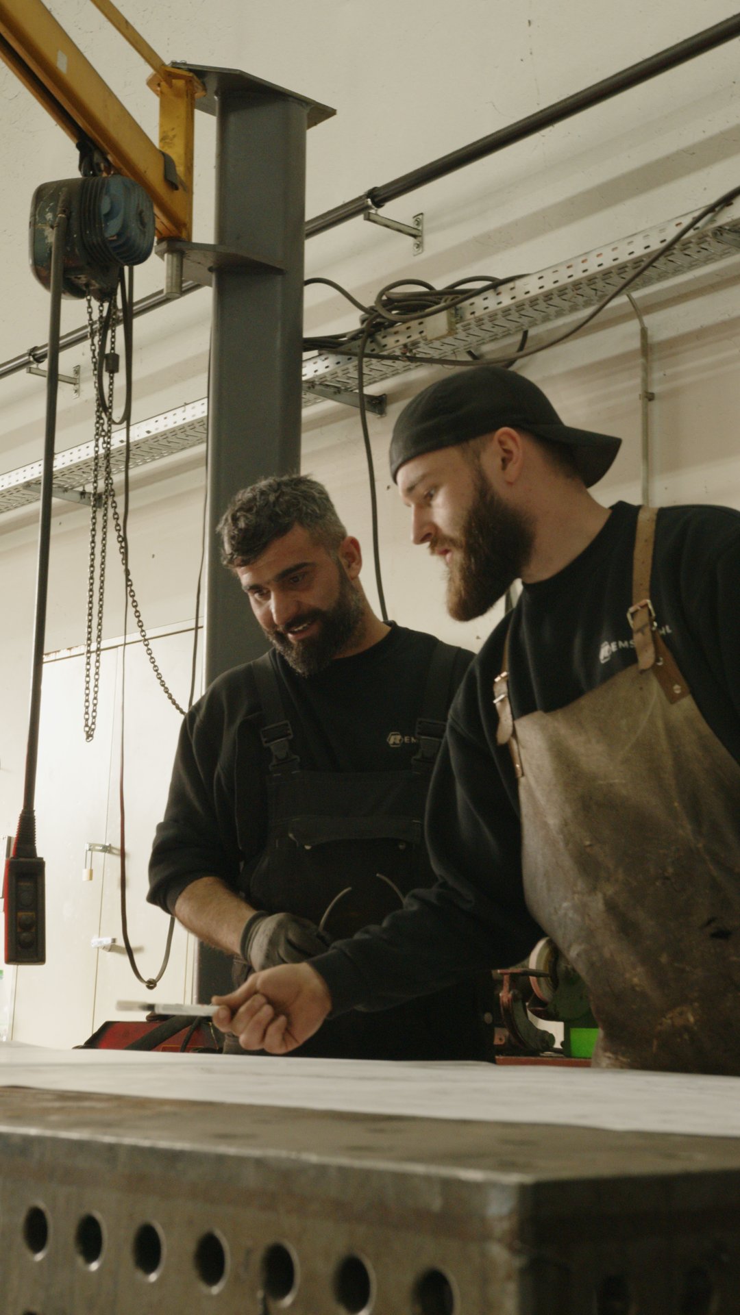 Remsstahl Mitarbeiter besprechen einen Projektplan