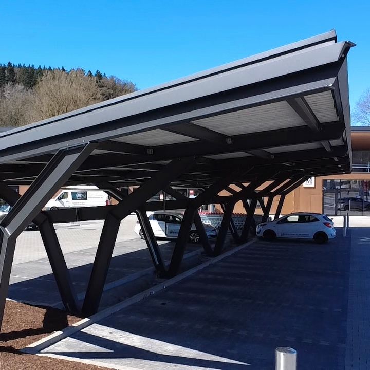 Parkplatzüberdachung aus Stahl – Seitenansicht