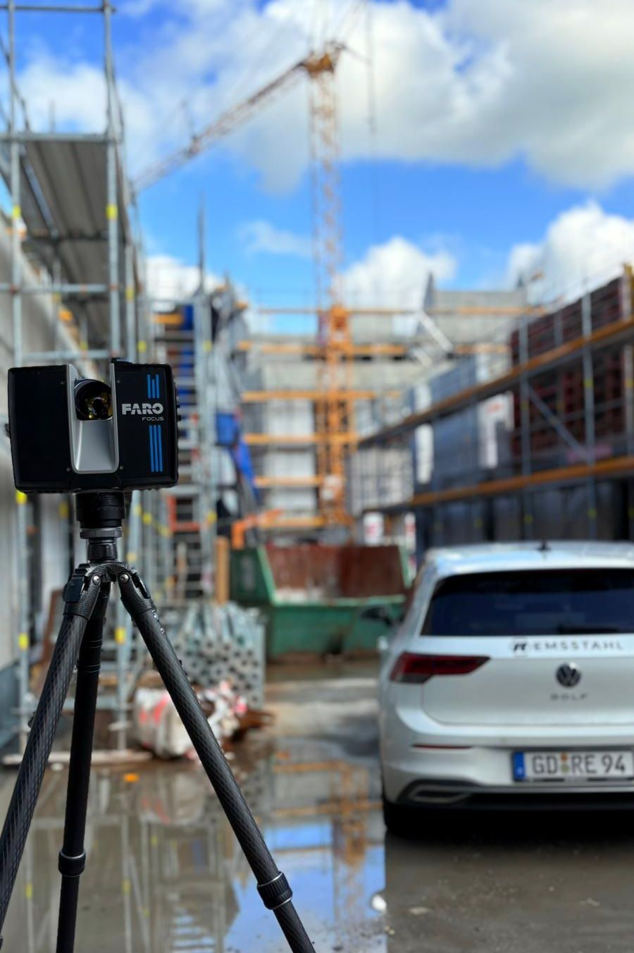 Remsstahl Mitarbeiter bei Vermessung auf der Baustelle