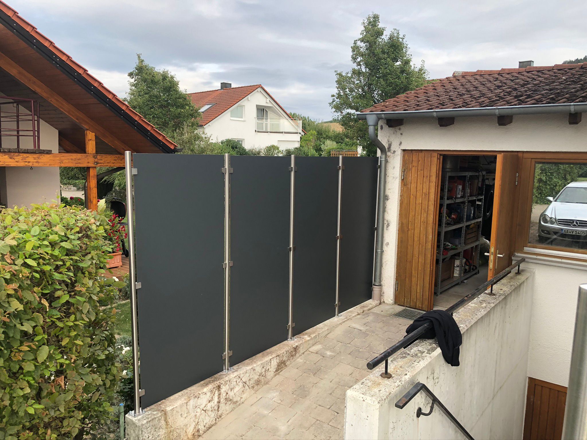 Sichtschutz aus Edelstahlpfosten mit HPL-Platten von Remsstahl