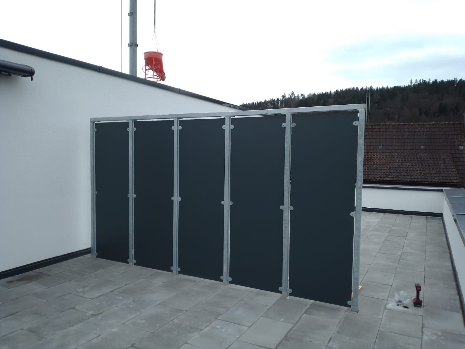 Sichtschutz mit verzinkten Stahlpfosten und HPL-Platten