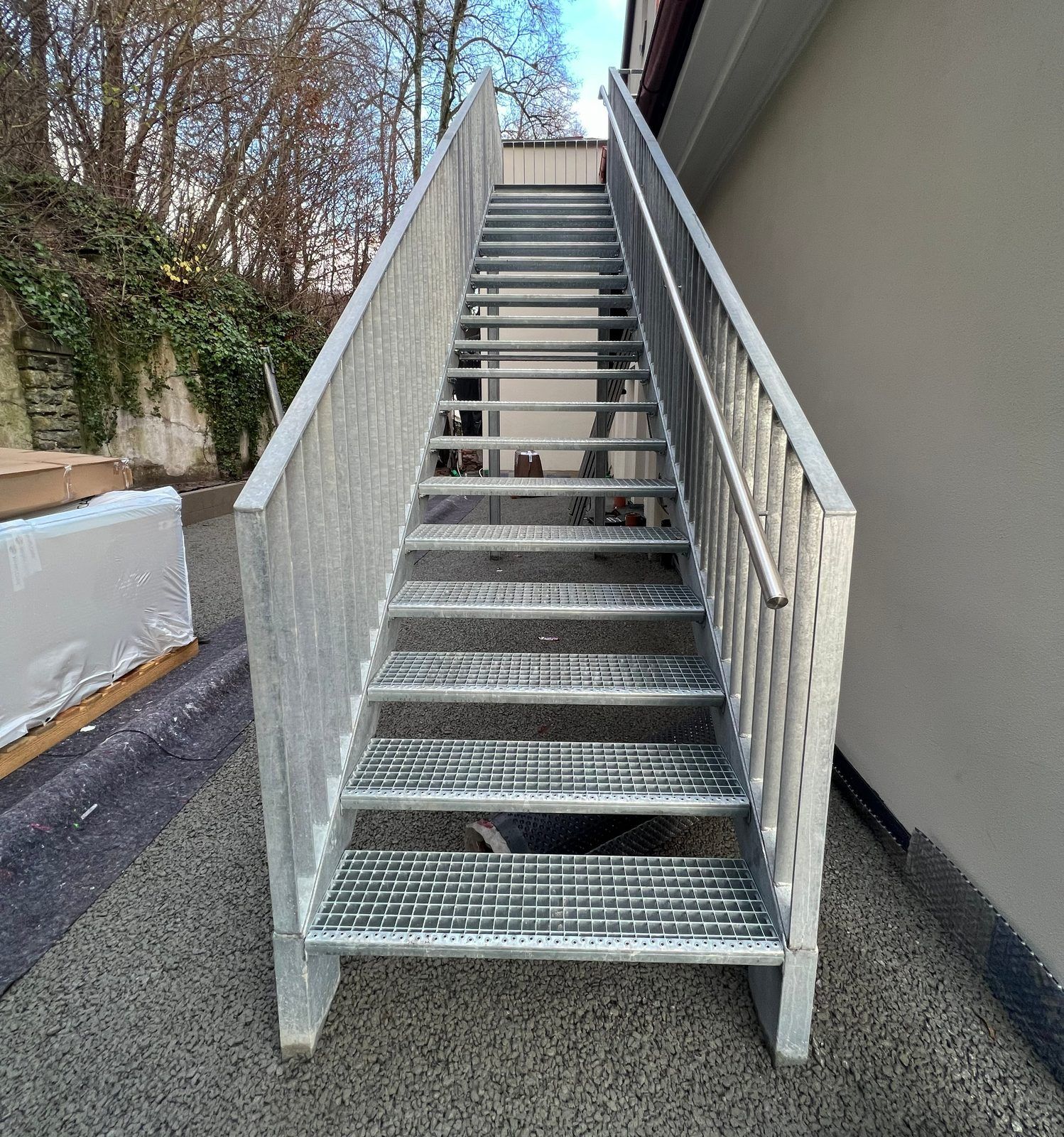 Wendeltreppe aus Stahlblech mit Geländer