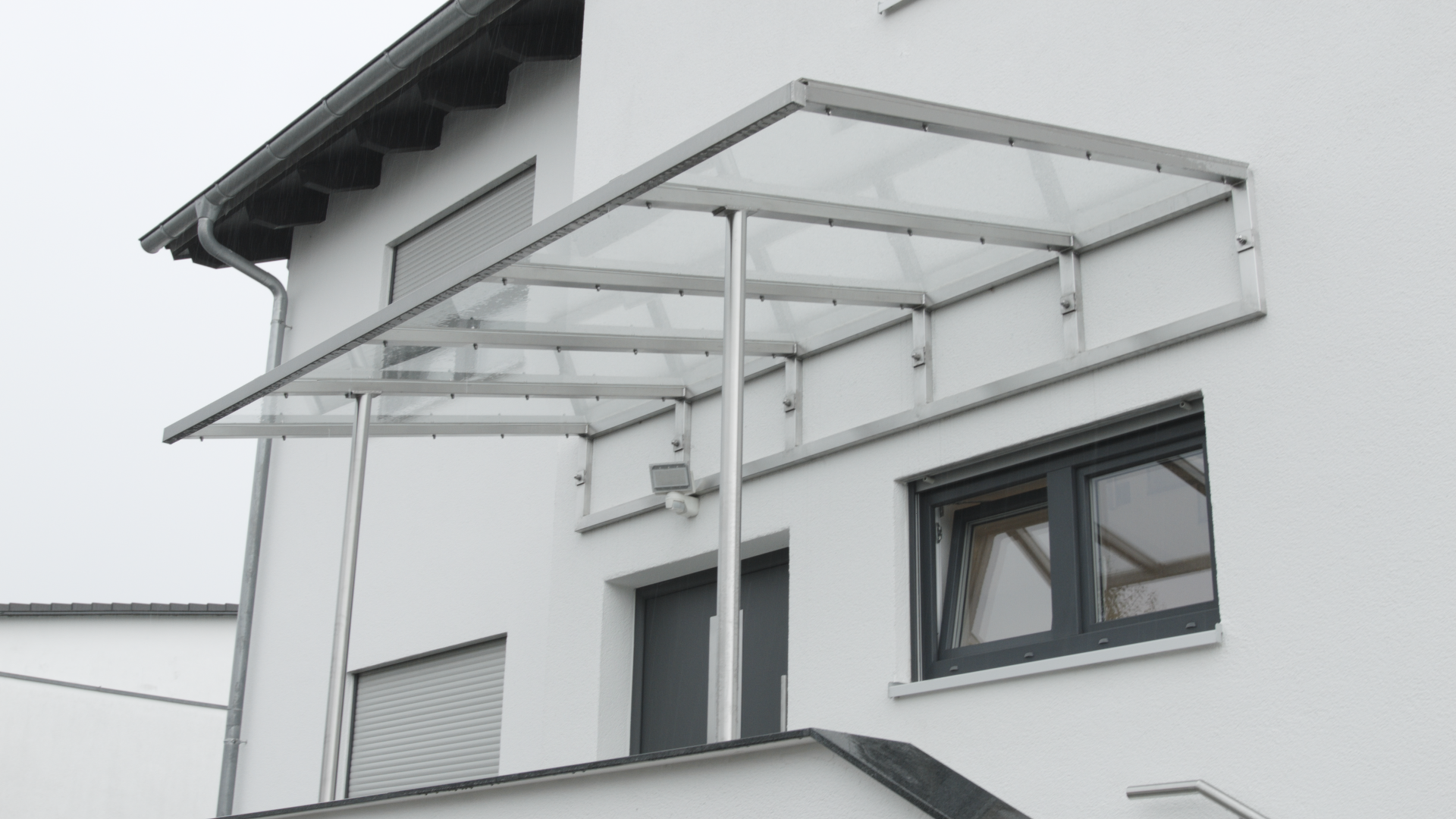 Moderne Überdachung am Hauseingang aus Stahl und Glas von Remsstahl